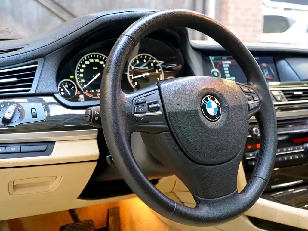 BMW 7 Series 2012 — фото 16