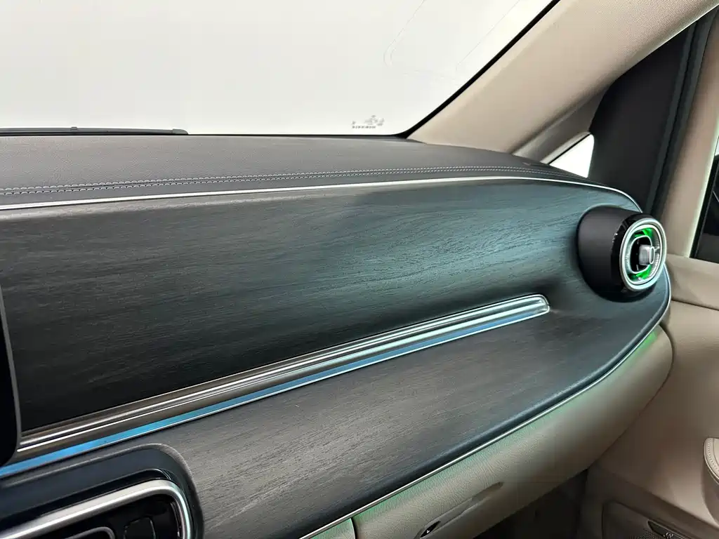 Mercedes-Benz V-Class 2024 — фото 13