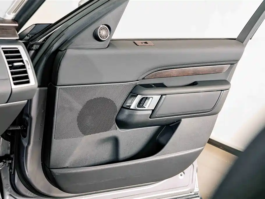 Land Rover Discovery 2023 — фото 16