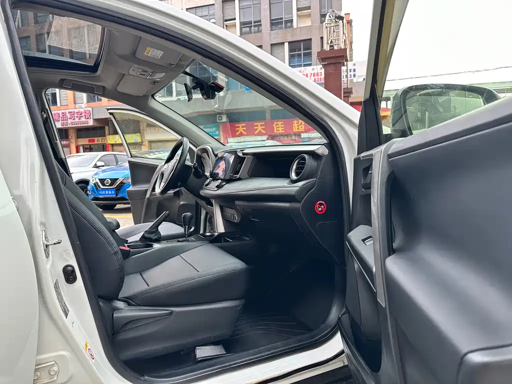 Toyota RAV4 2017 — фото 8