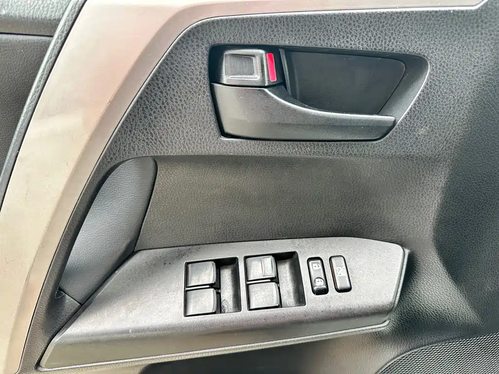 Toyota RAV4 2017 — фото 16