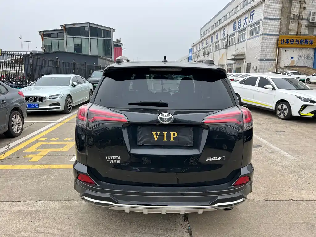 Toyota RAV4 2019 — фото 12