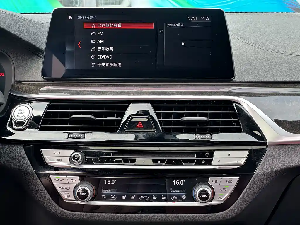 BMW 5 Series 2019 — фото 12