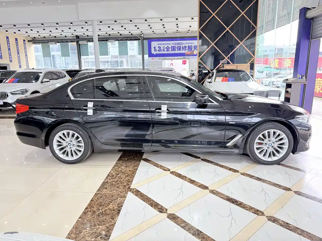 BMW 5 Series 2018 — фото 17