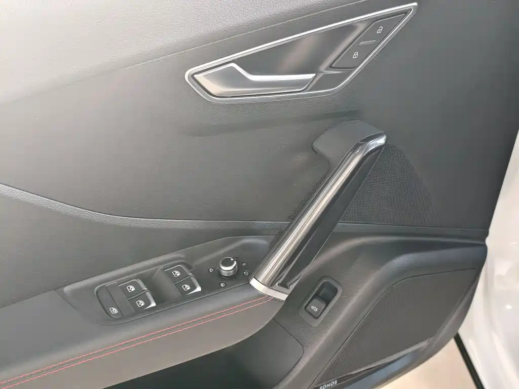 Audi Q2L 2024 — фото 13