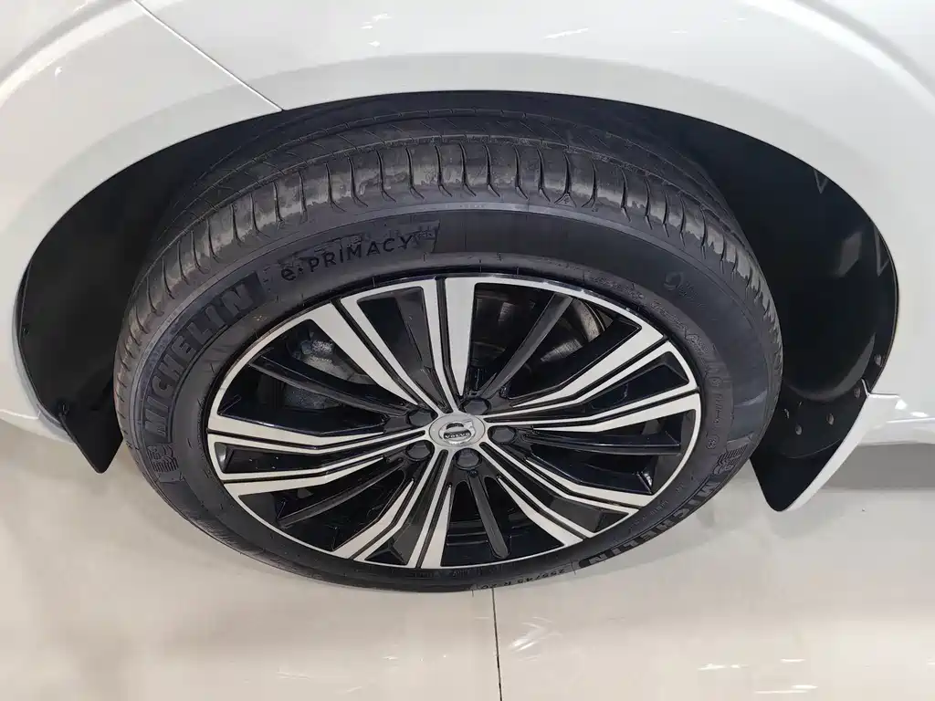 Volvo XC60 Plug-In Hybrid 2022 — фото 4