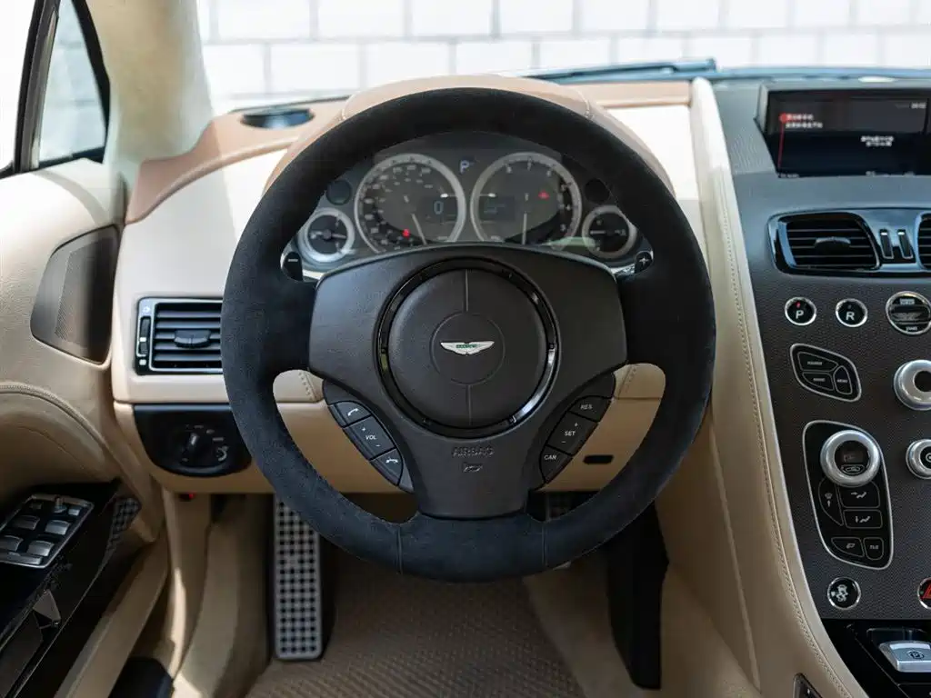 Aston Martin Rapide 2019 — фото 11