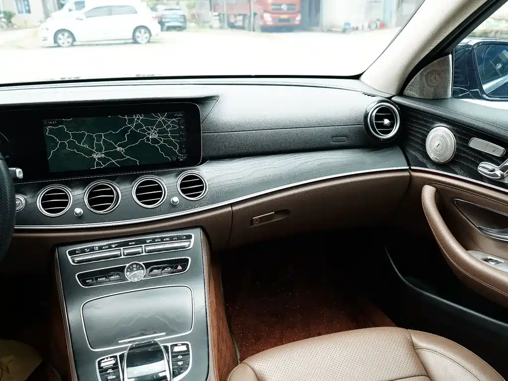 Mercedes-Benz E-Class 2018 — фото 14