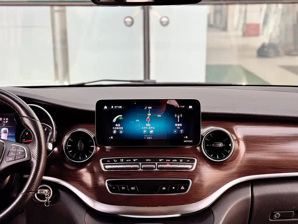 Mercedes-Benz V-Class 2020 — фото 13