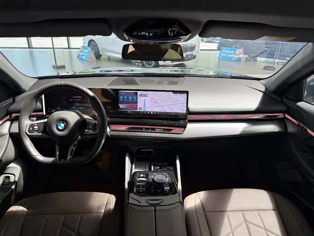 BMW 5 Series 2025 — фото 13