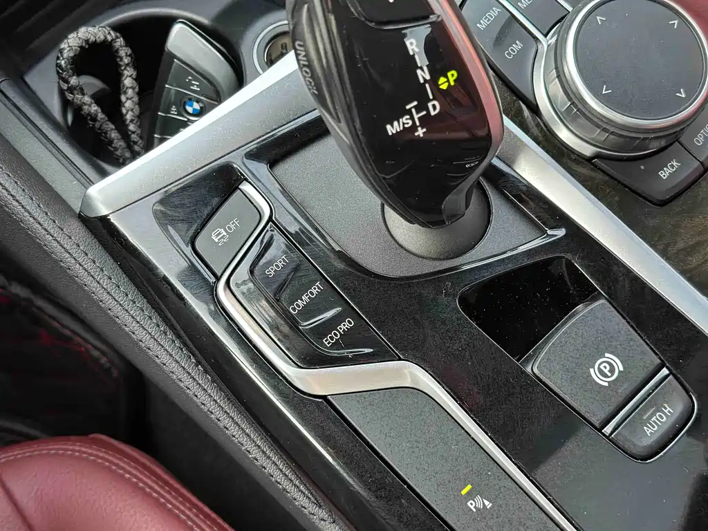 BMW 5 Series 2019 — фото 17