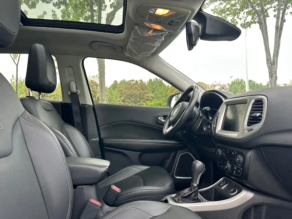 Jeep Compass 2018 — фото 15
