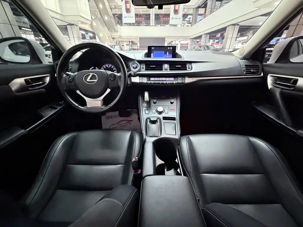 Lexus CT 2017 — фото 14