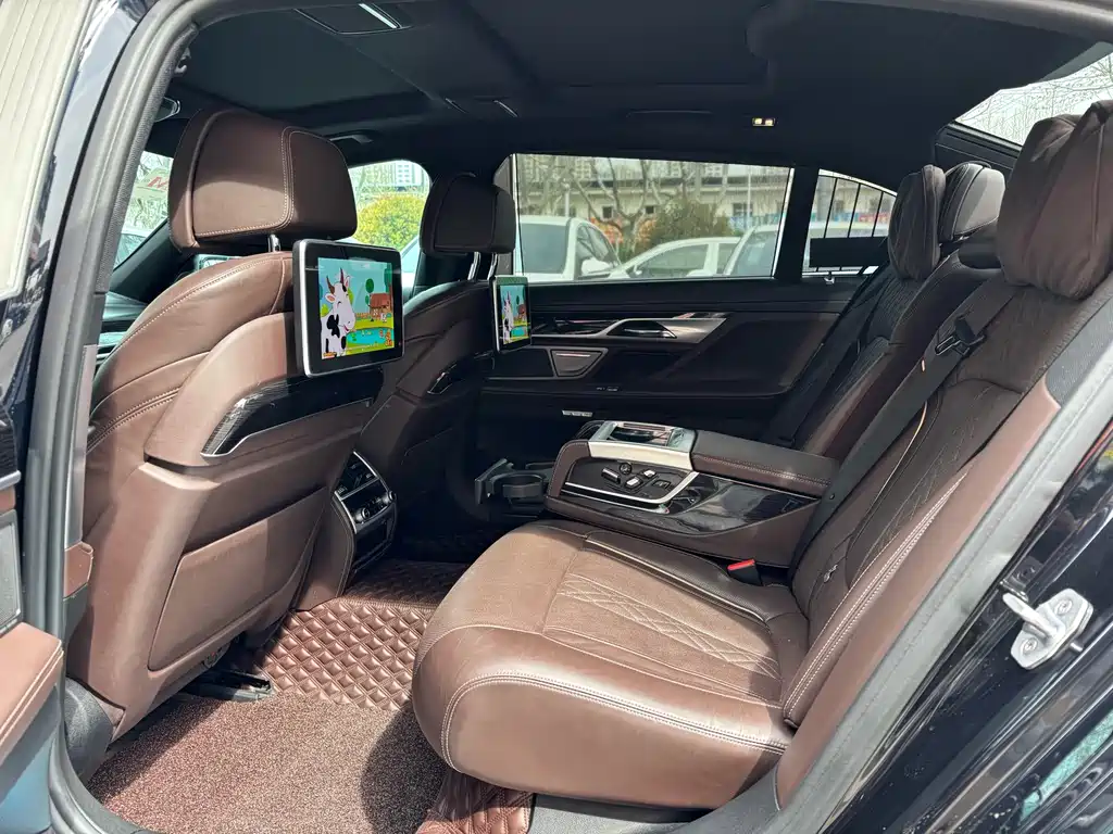 BMW 7 Series 2018 — фото 19