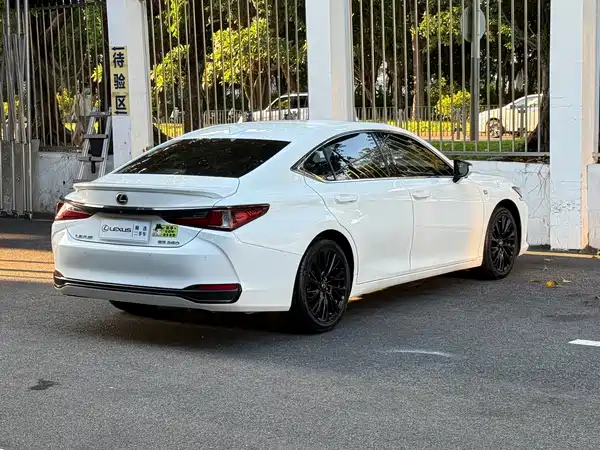 Lexus ES 2019