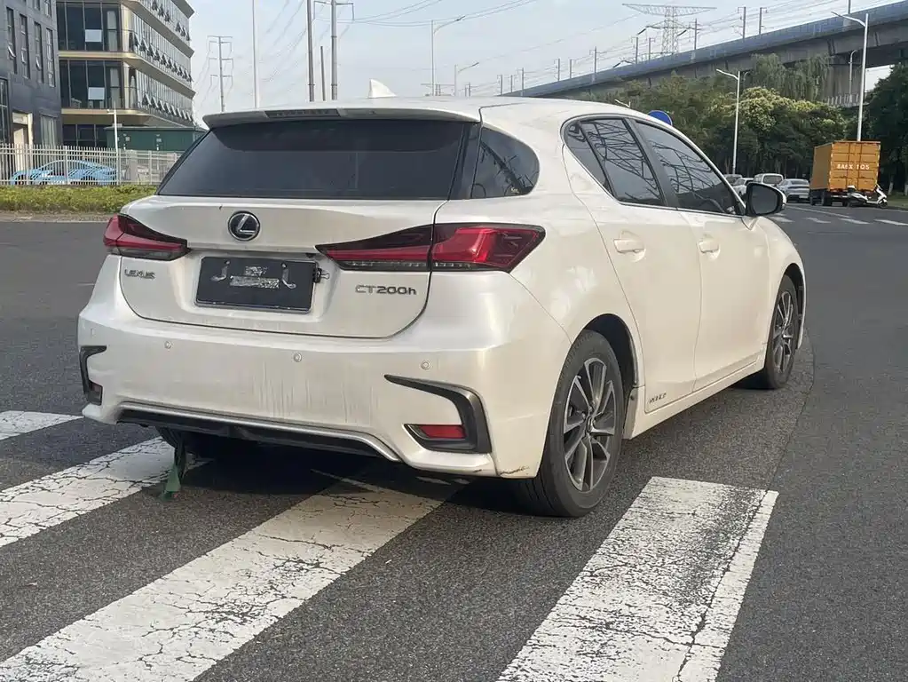 Lexus CT 2017 — фото 2