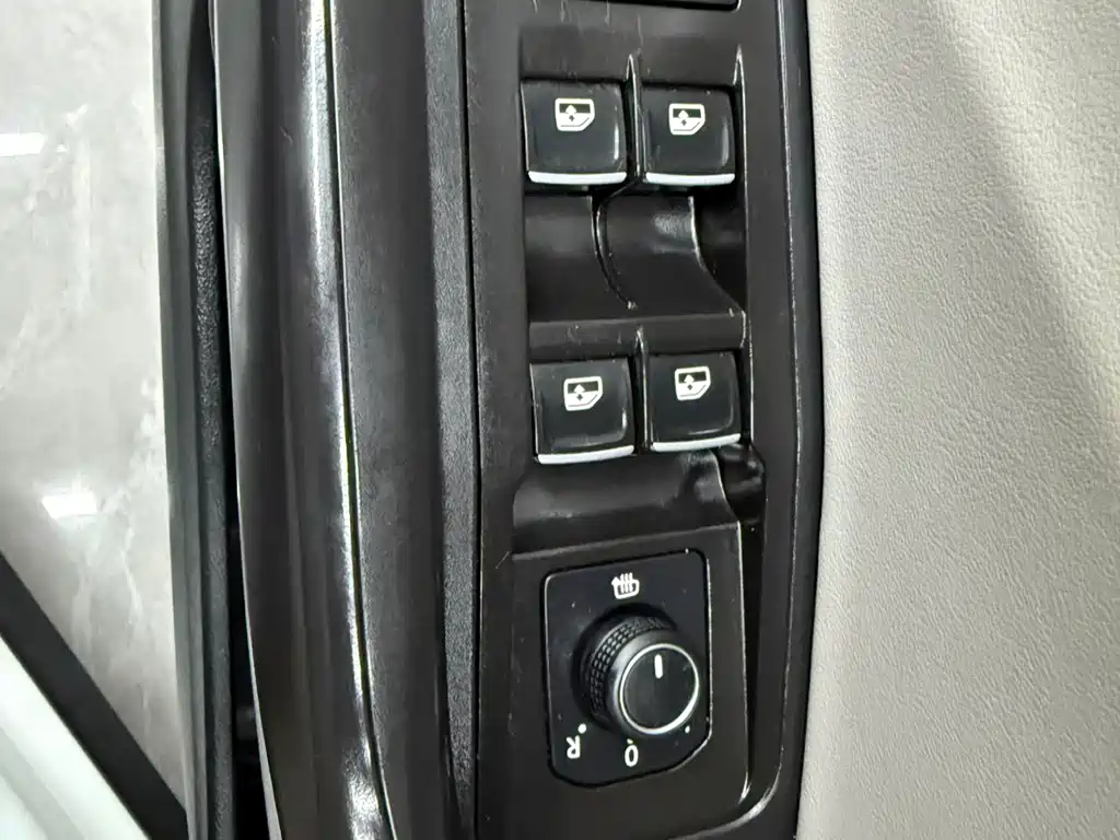 Volkswagen T-Roc 2023 — фото 16