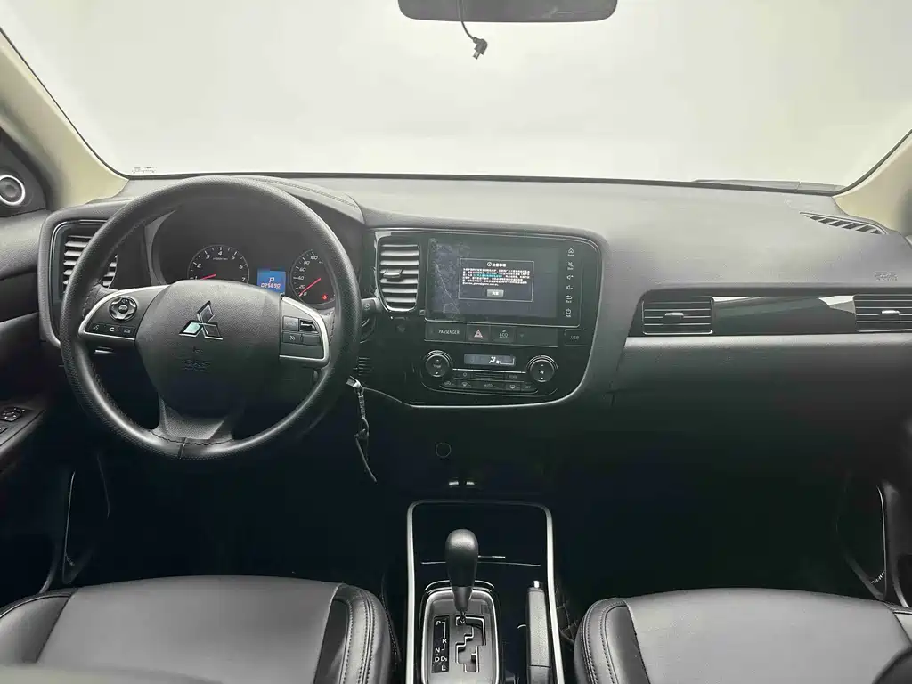 Mitsubishi Outlander 2022 — фото 10