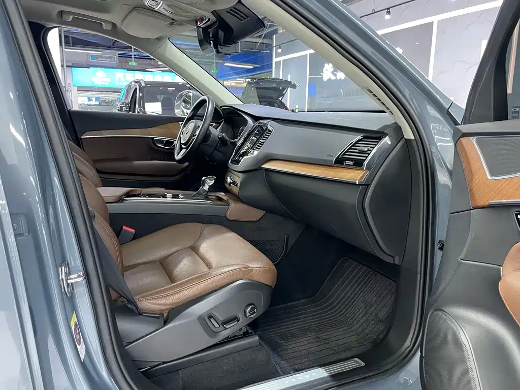 Volvo XC90 2020 — фото 9
