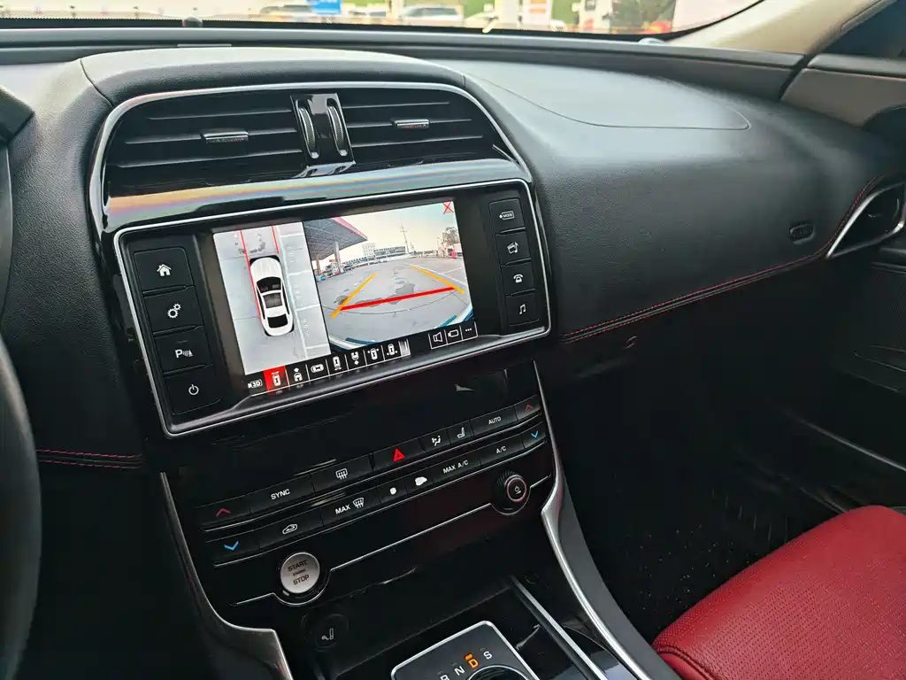 Jaguar XE 2017 — фото 9