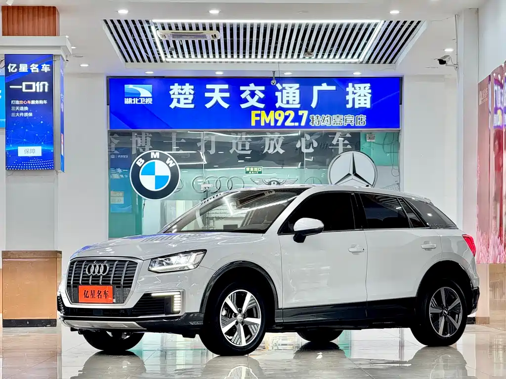 Audi Q2L e-tron 2021 — фото 1