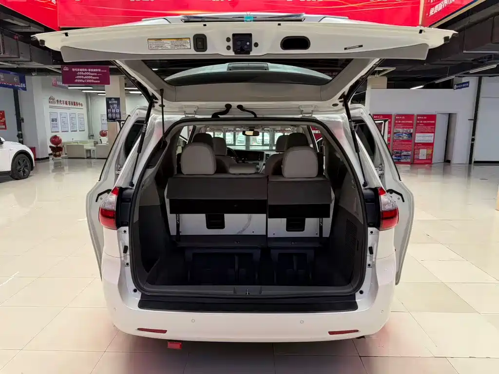 Toyota Sienna 2020 — фото 17