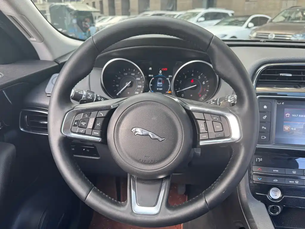 Jaguar F-PACE 2017 — фото 10