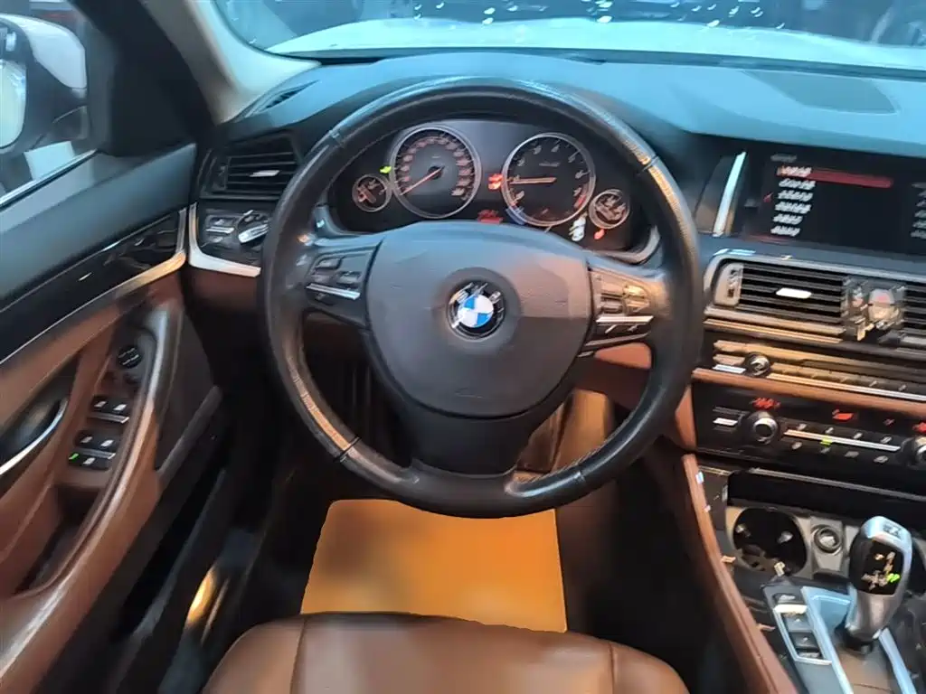 BMW 5 Series 2015 — фото 11