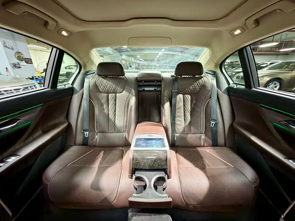 BMW 7 Series 2017 — фото 18