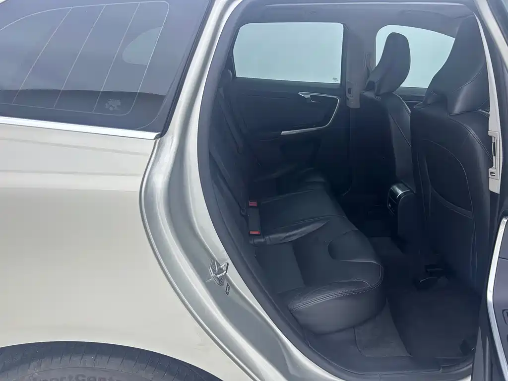 Volvo XC60 2017 — фото 12