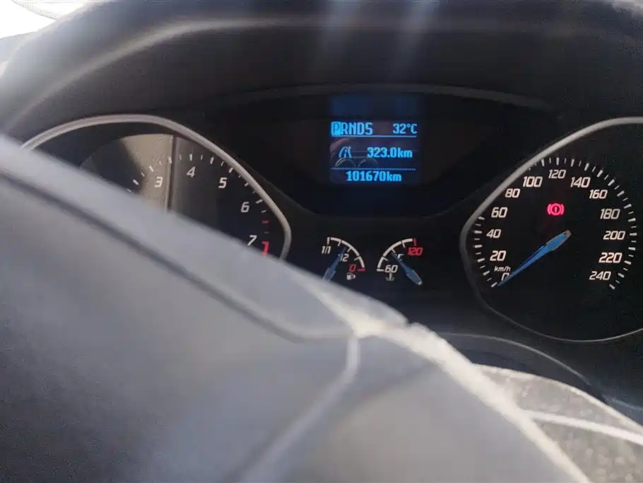 Ford Focus 2014 — фото 14