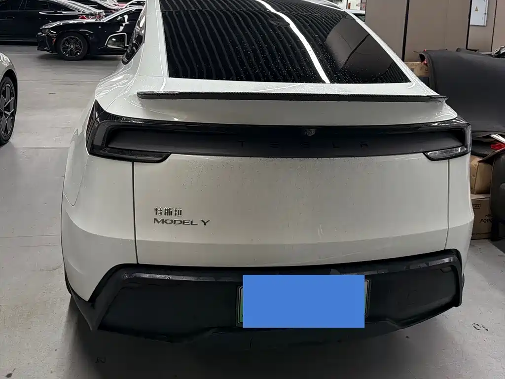 Tesla Model Y 2025 — фото 12