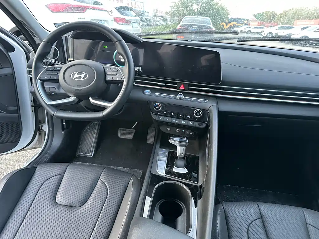 Hyundai Elantra 2023 — фото 23