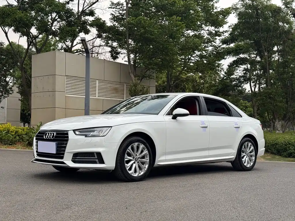 Audi A4L 2019 — фото 1
