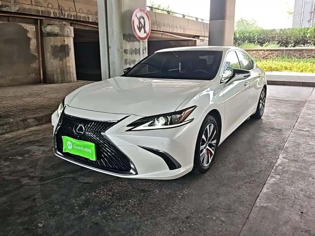 Lexus ES 2020 — фото 1