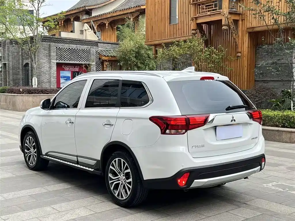 Mitsubishi Outlander 2018 — фото 5