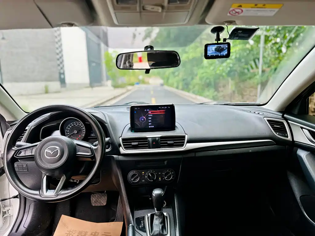 Mazda 3 Axela 2018 — фото 11