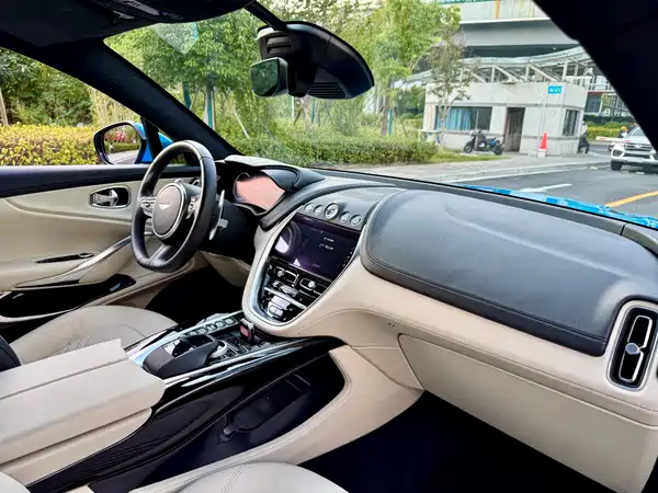 Aston Martin DBX 2022