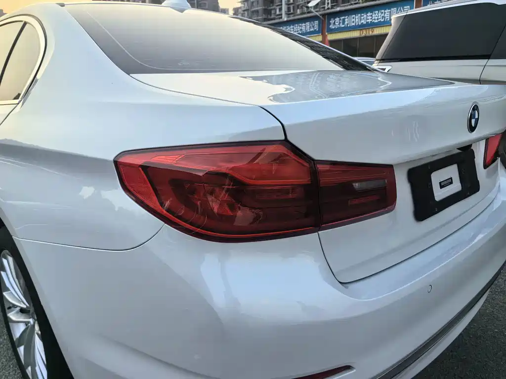 BMW 5 Series 2019 — фото 10