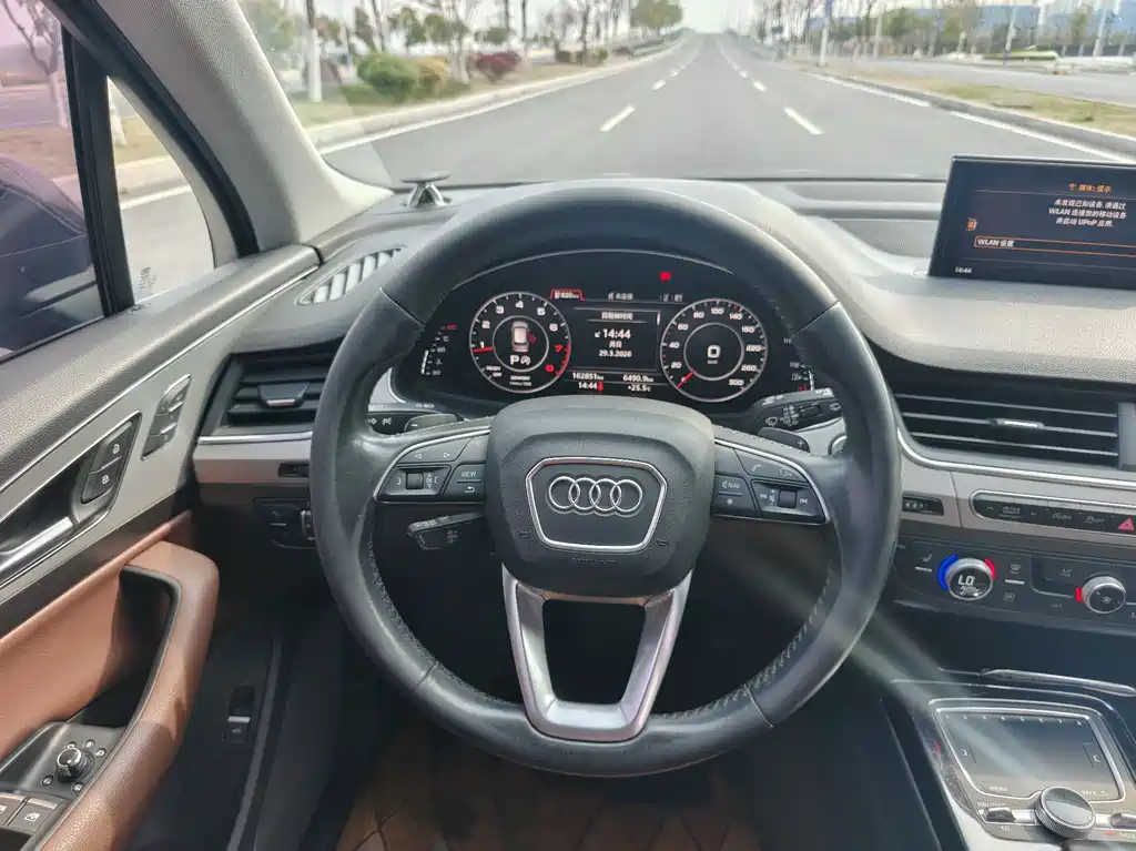 Audi Q7 2018 — фото 10