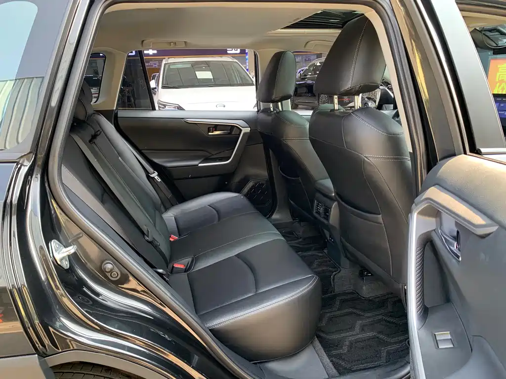 Toyota RAV4 2022 — фото 13