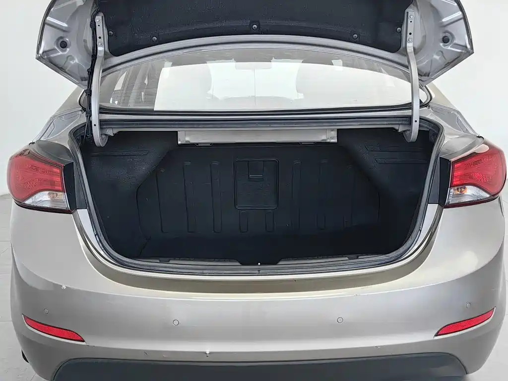 Hyundai Elantra 2016 — фото 16