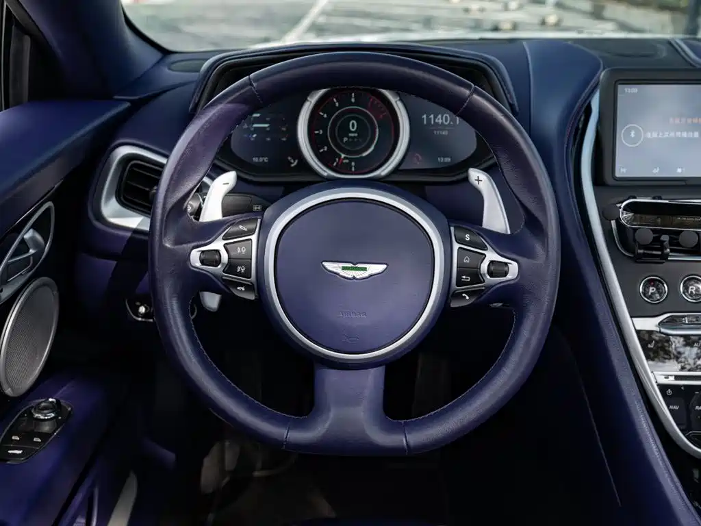 Aston Martin DB11 2019 — фото 11