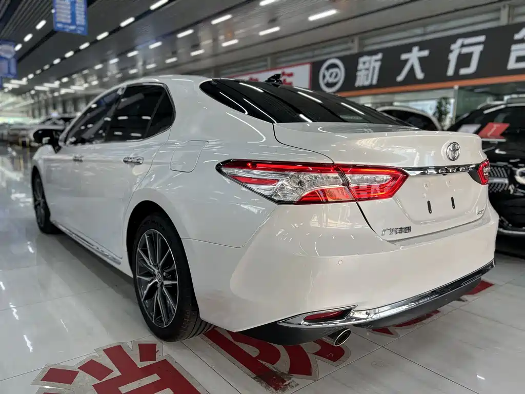 Toyota Camry 2023 — фото 8