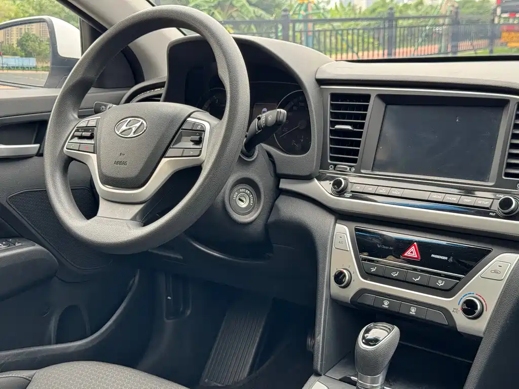Hyundai Elantra 2018 — фото 6