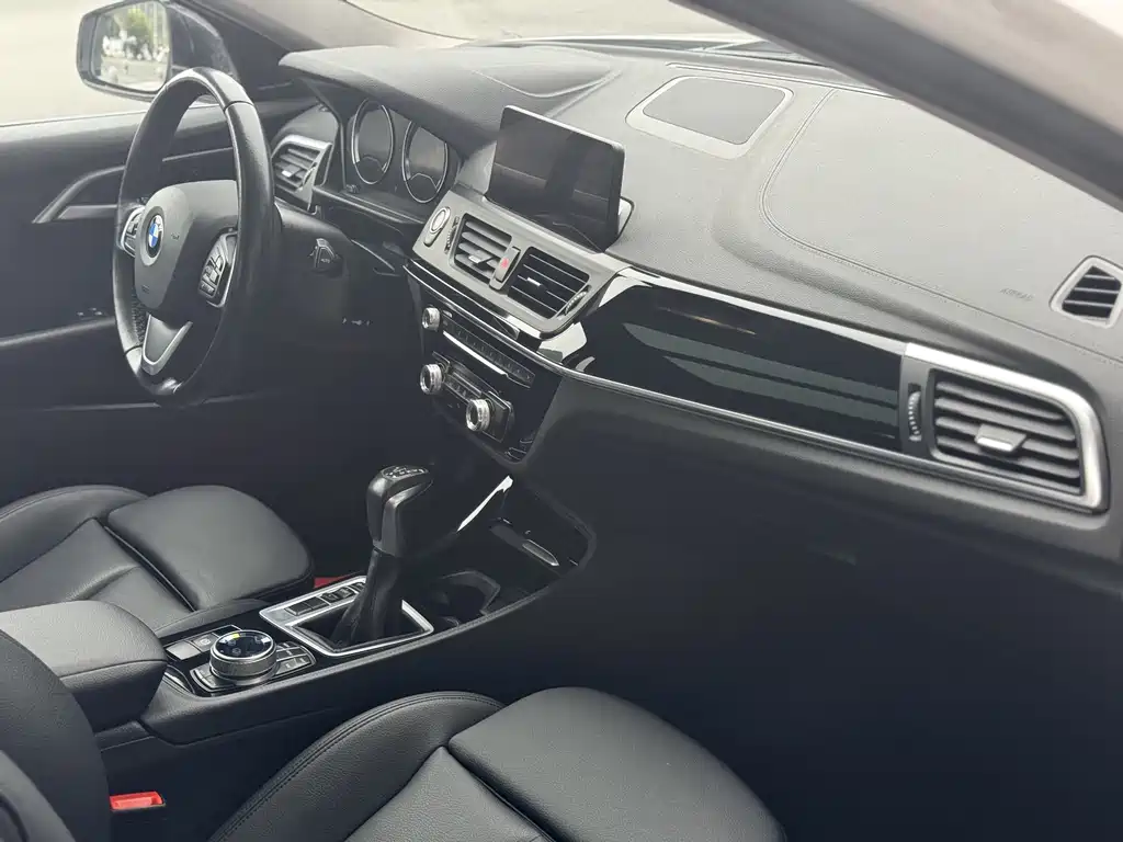 BMW 1 Series 2018 — фото 11