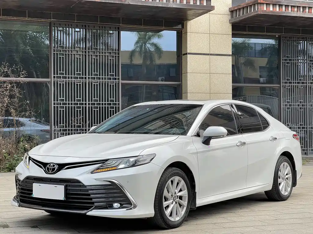 Toyota Camry 2022 — фото 1