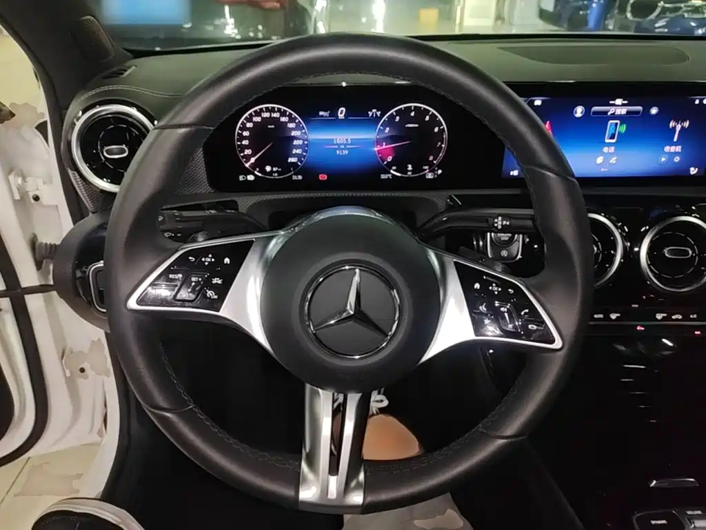 Mercedes-Benz A-Class 2024 — фото 11