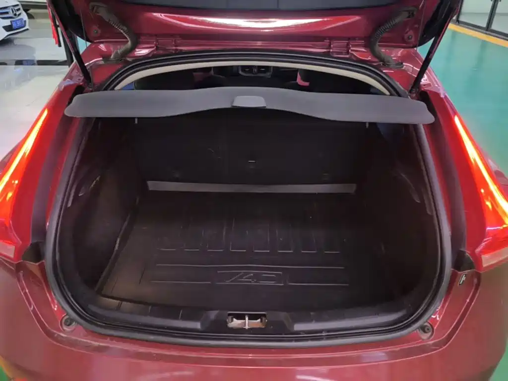 Volvo V40 2017 — фото 19