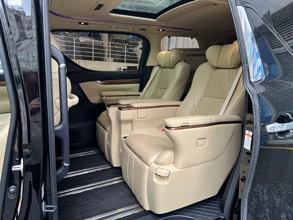 Toyota Alphard 2017 — фото 13